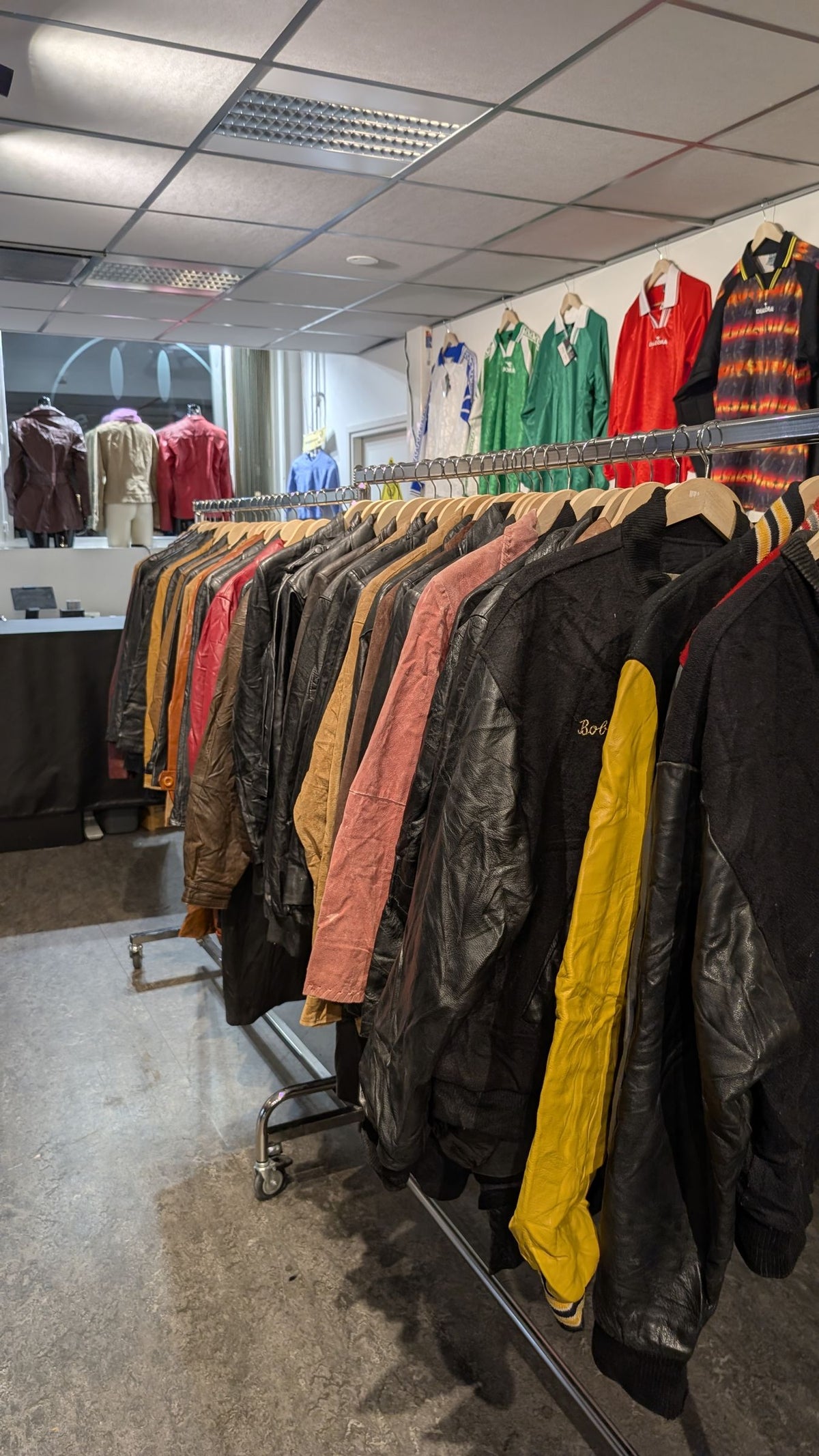 Long rack of vintage leather jackets in many colours at JAKE & IPI
