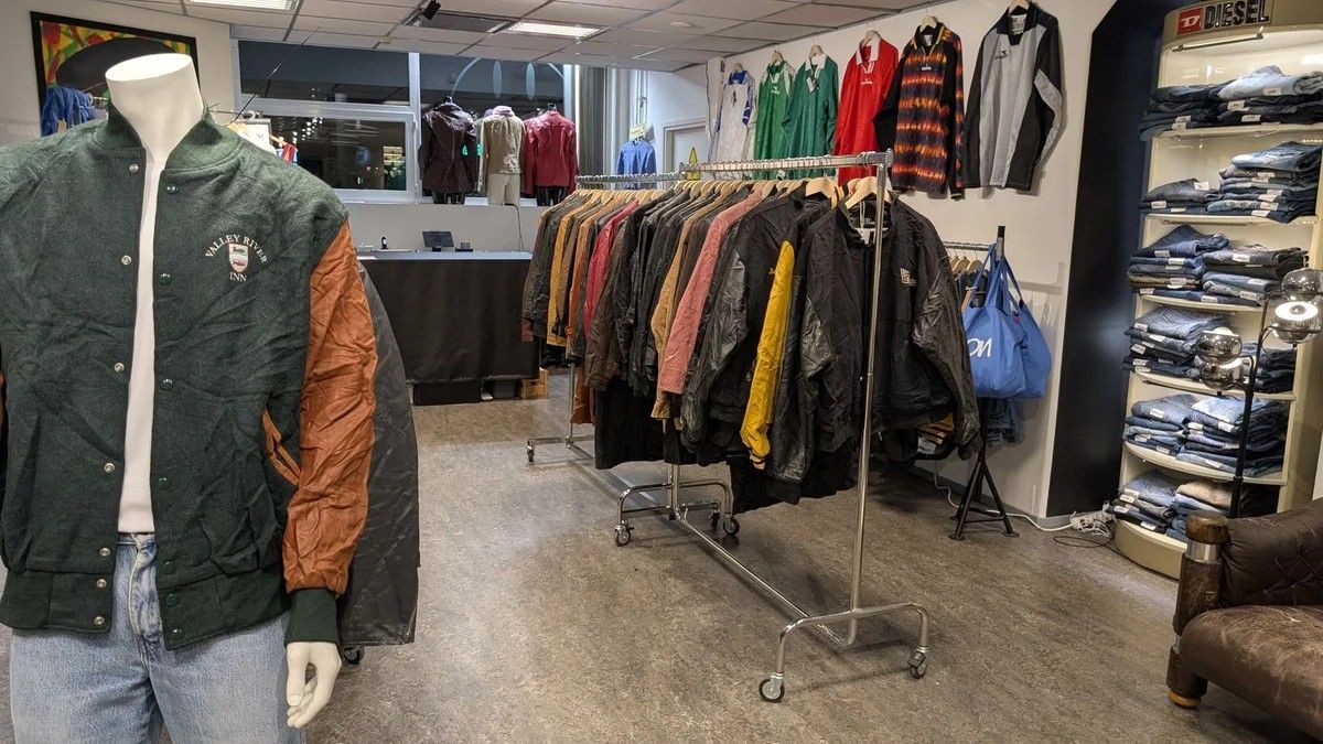 JAKE & IPI -vintagekauppa Vallilassa, Helsingissä: takkirekit ja Diesel-farkut