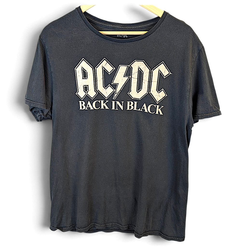 Musta JAKE & IPI AC/DC Back in Black -puuvillainen t-paita, jossa valkoinen bändilogo ja pyöreä pääntie.