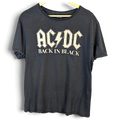 Musta JAKE & IPI AC/DC Back in Black -puuvillainen t-paita, jossa valkoinen bändilogo ja pyöreä pääntie.