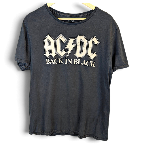 Musta JAKE & IPI AC/DC Back in Black -puuvillainen t-paita, jossa valkoinen bändilogo ja pyöreä pääntie.