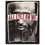Musta 2Pac All Eyez on Me -puuvillainen t-paita, jossa on punainen ja harmaa grafiikkapainatus edessä.