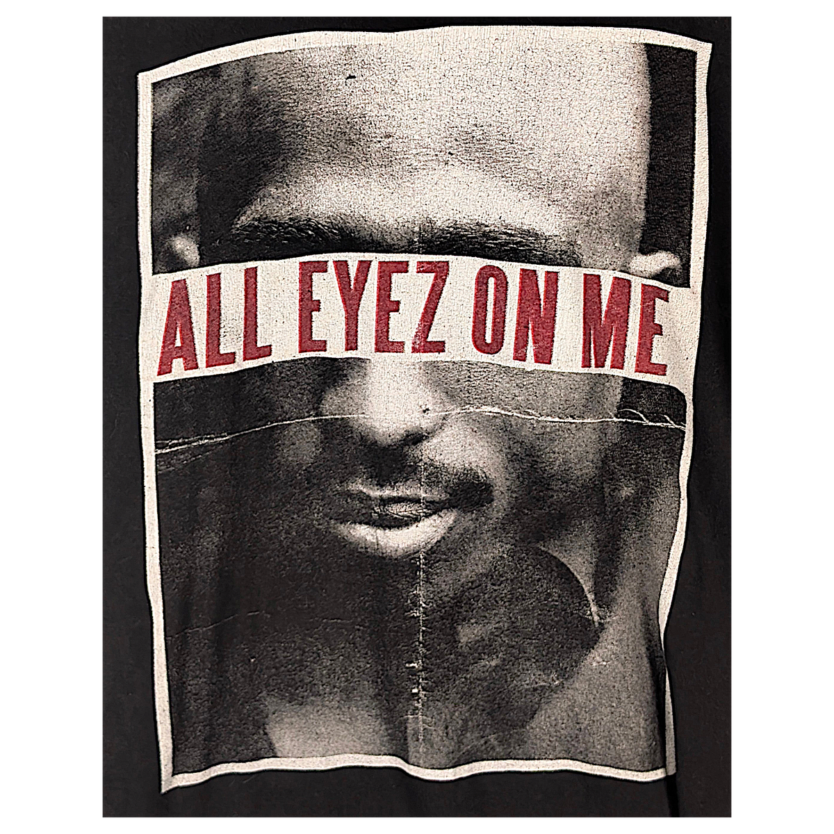 Musta 2Pac All Eyez on Me -puuvillainen t-paita, jossa on punainen ja harmaa grafiikkapainatus edessä.