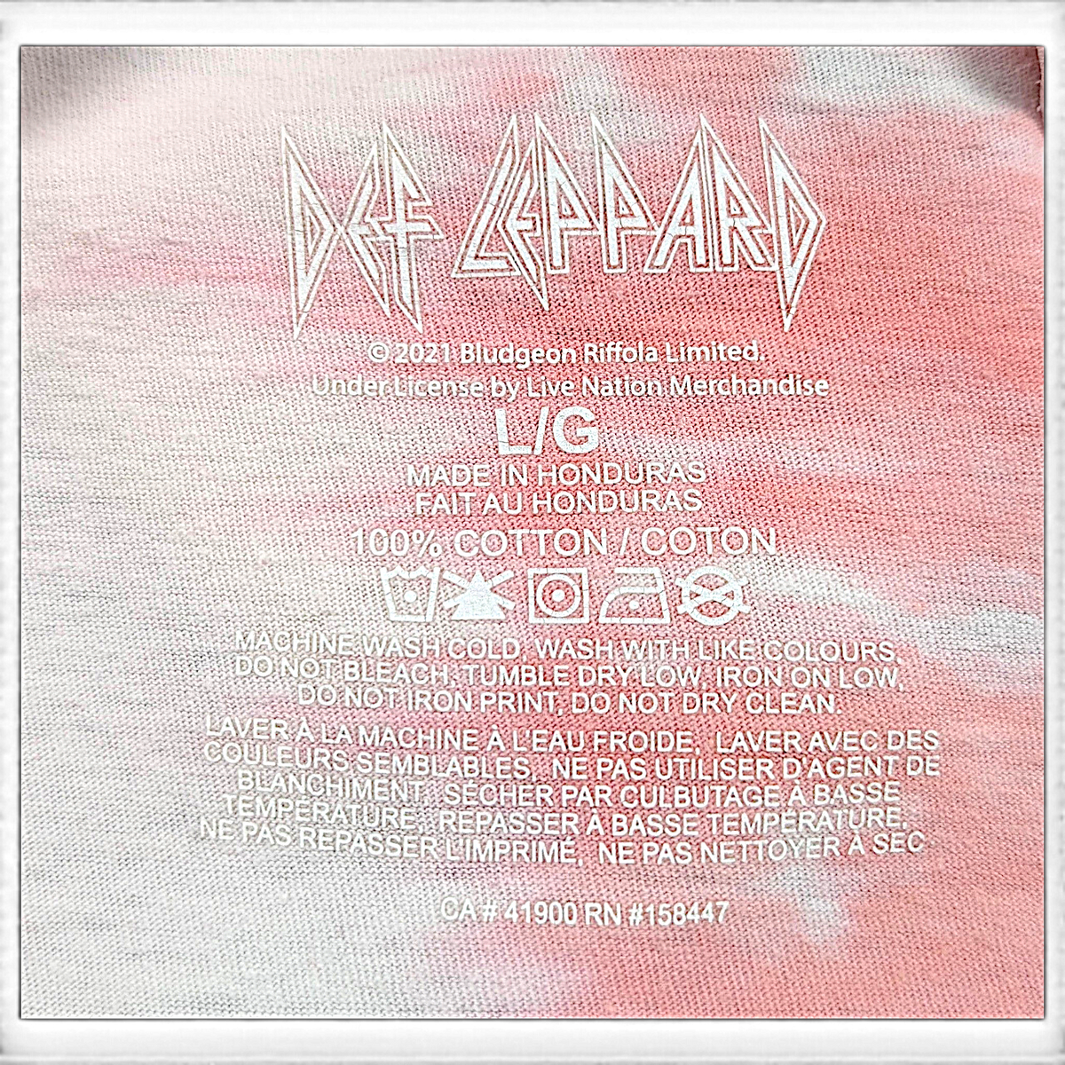 JAKE & IPI Def Leppard Hysteria -t-paidan vaaleanpunainen ja valkoinen pesuohjelappu puuvillakankaalla
