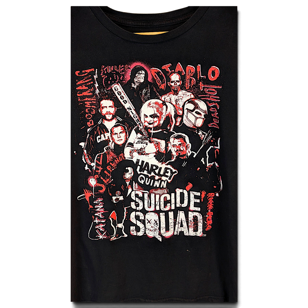 JAKE & IPI musta Suicide Squad -t-paita, jossa on punavalkoinen hahmografiikka ja pyöreä pääntie.