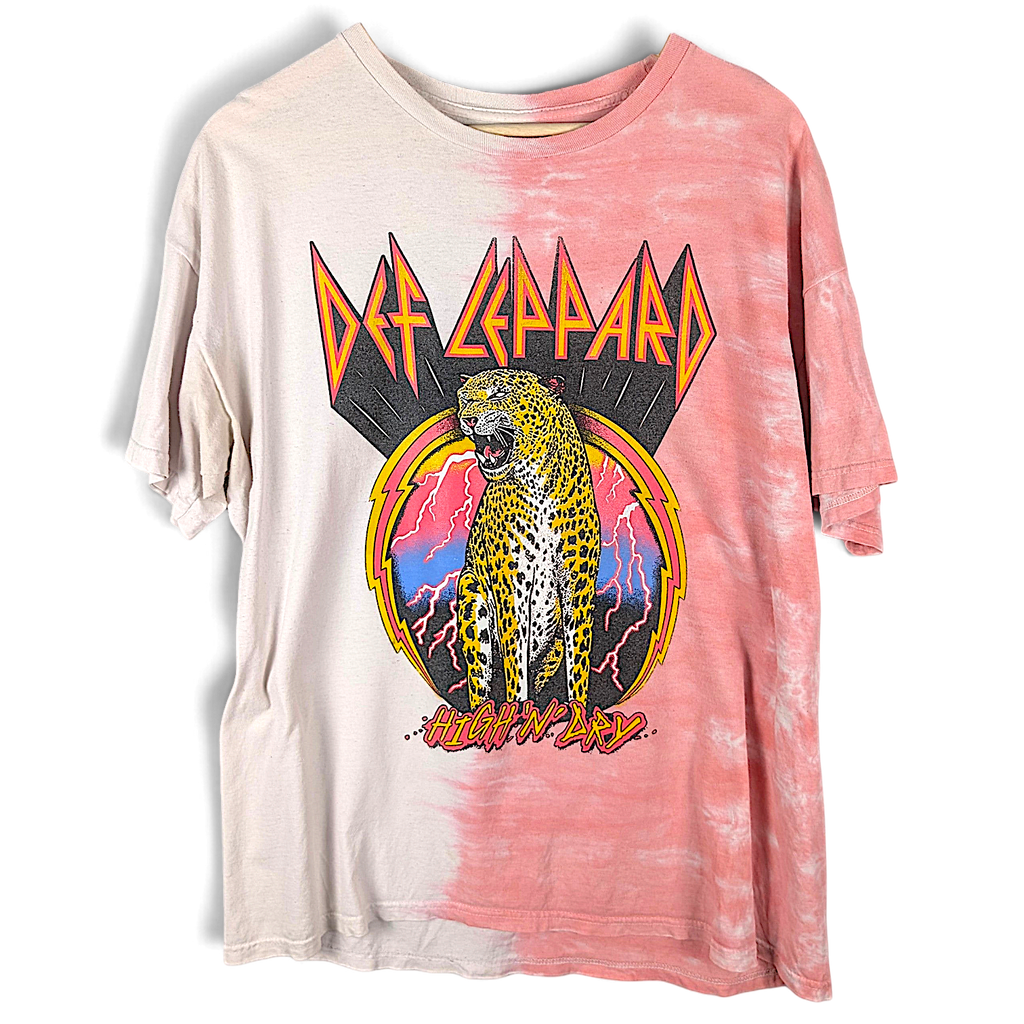 JAKE & IPI Def Leppard Hysteria puuvillainen t-paita vaaleanpunaisella ja valkoisella solmuvärjäyksellä.