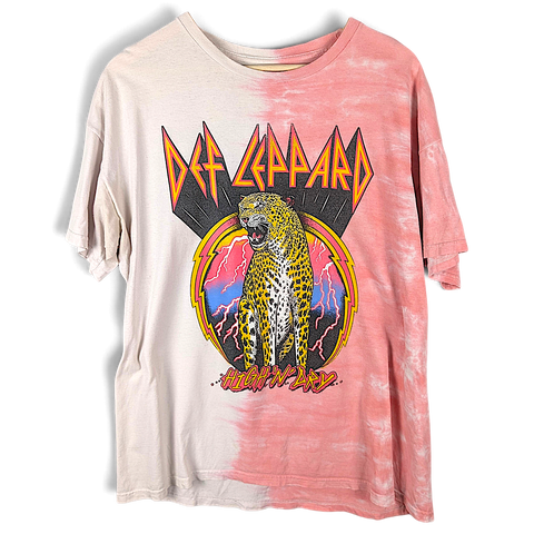 JAKE & IPI Def Leppard Hysteria puuvillainen t-paita vaaleanpunaisella ja valkoisella solmuvärjäyksellä.