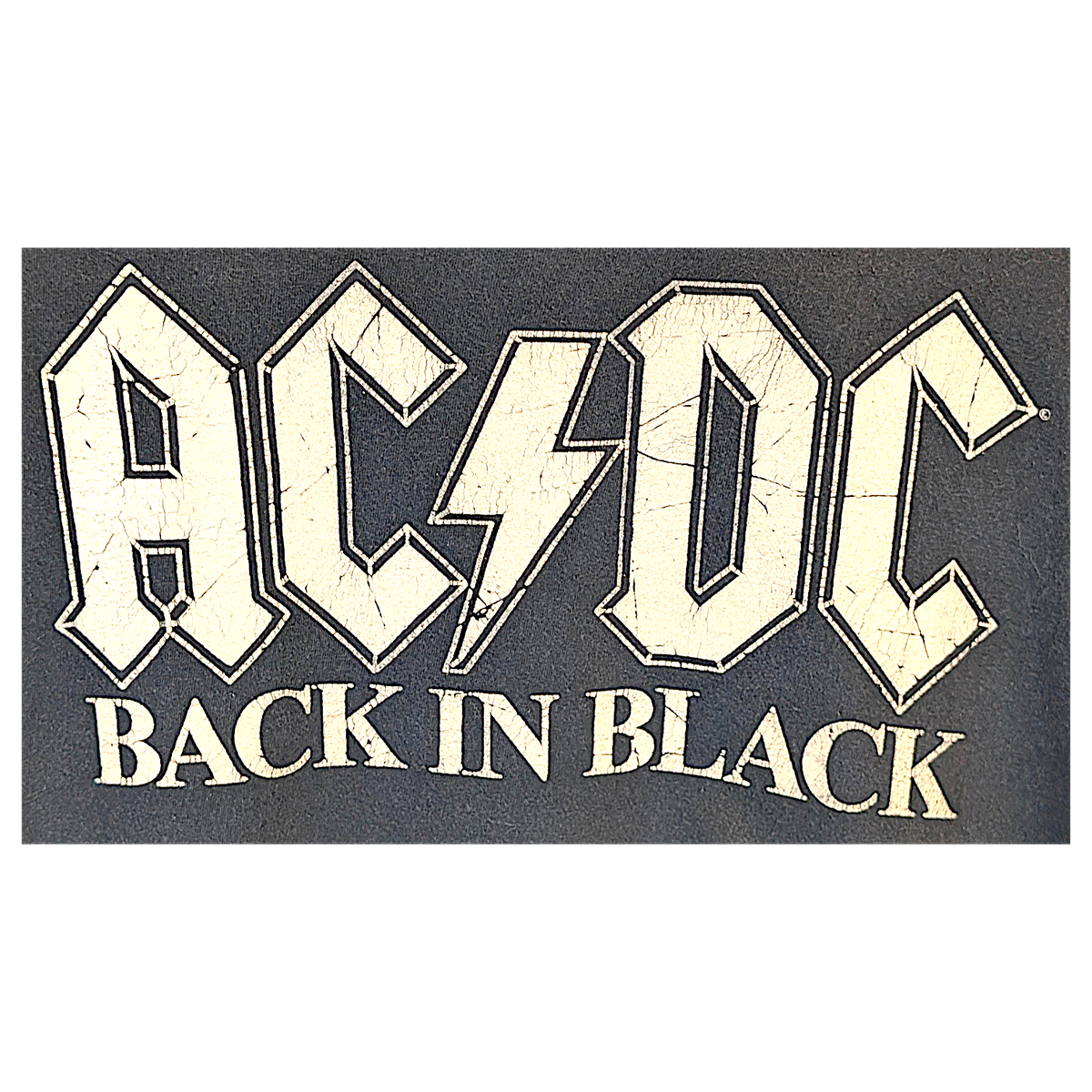 Musta puuvillainen AC/DC Back in Black -t-paita, jossa on valkoinen kulunut bändilogo.