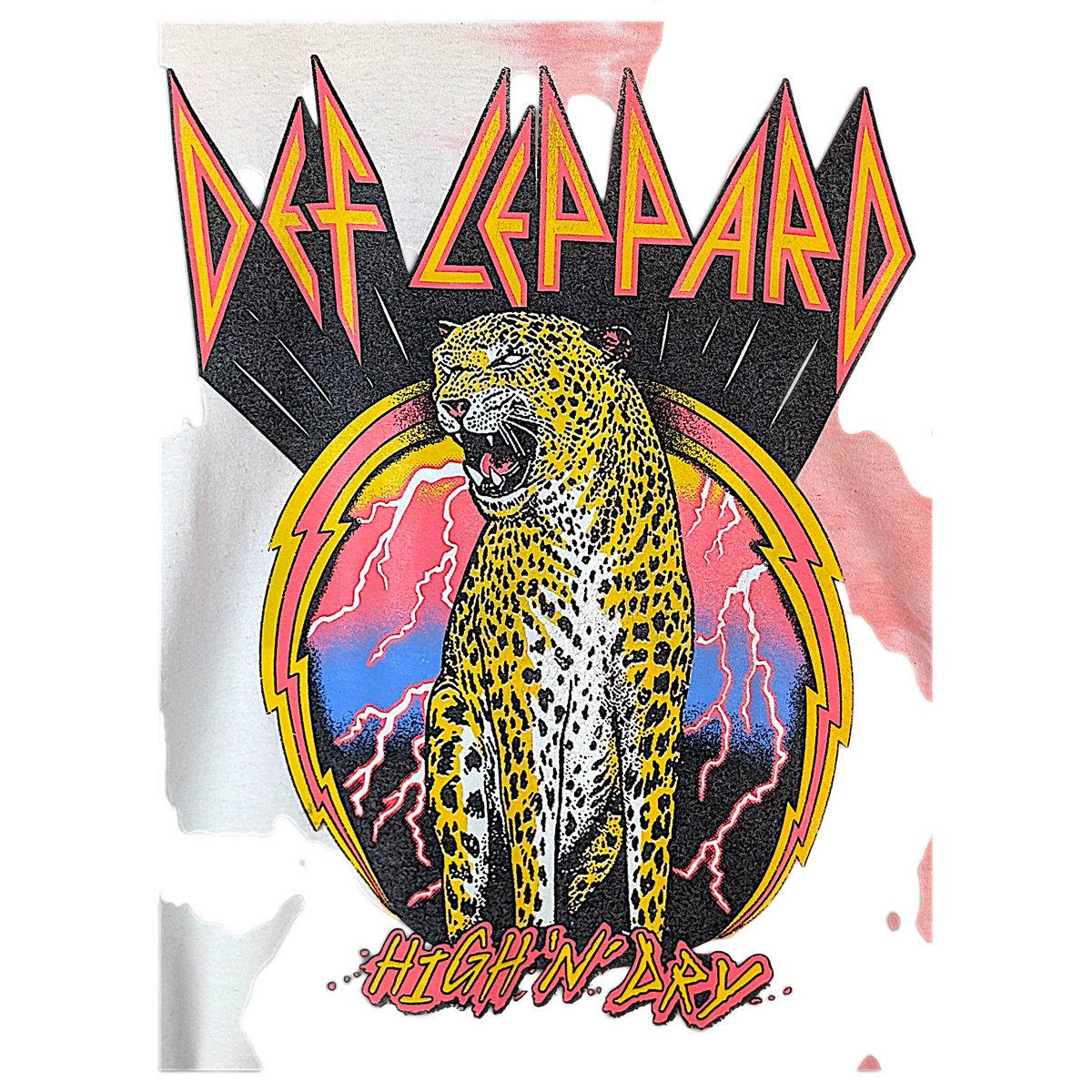 JAKE & IPI Def Leppard Hysteria -bändipaita, jossa on värikäs leopardigrafiikka vaaleanpunaisella tie-dye-pohjalla.
