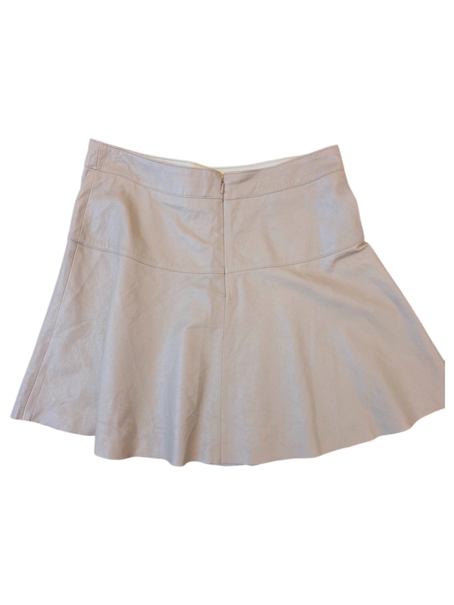 JAKE & IPI Banana Republic beige leather mini skirt with a flared A-line silhouette and back zipper closure.