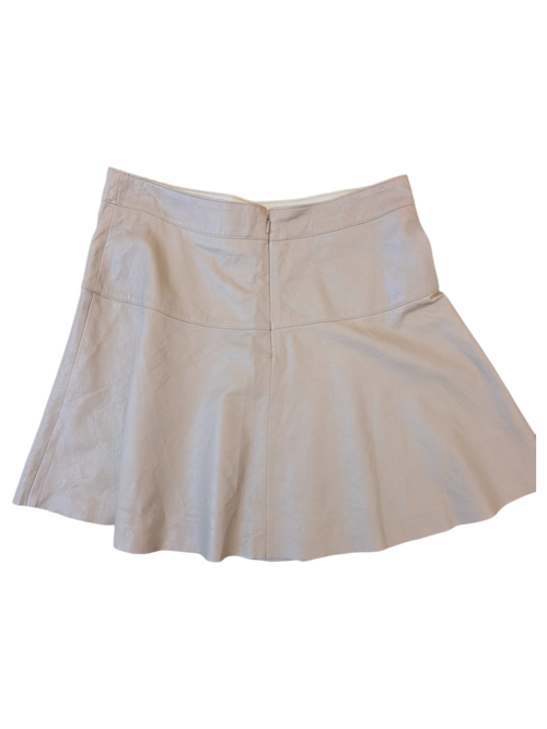 JAKE & IPI Banana Republic beige leather mini skirt with a flared A-line silhouette and back zipper closure.