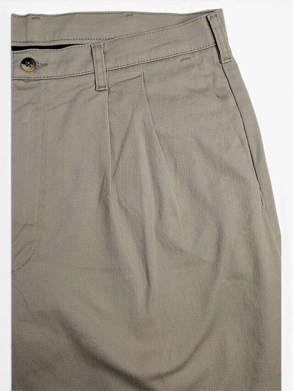 JAKE & IPI vintage beige pleated trousers in stretch cotton with a relaxed straight leg fit.