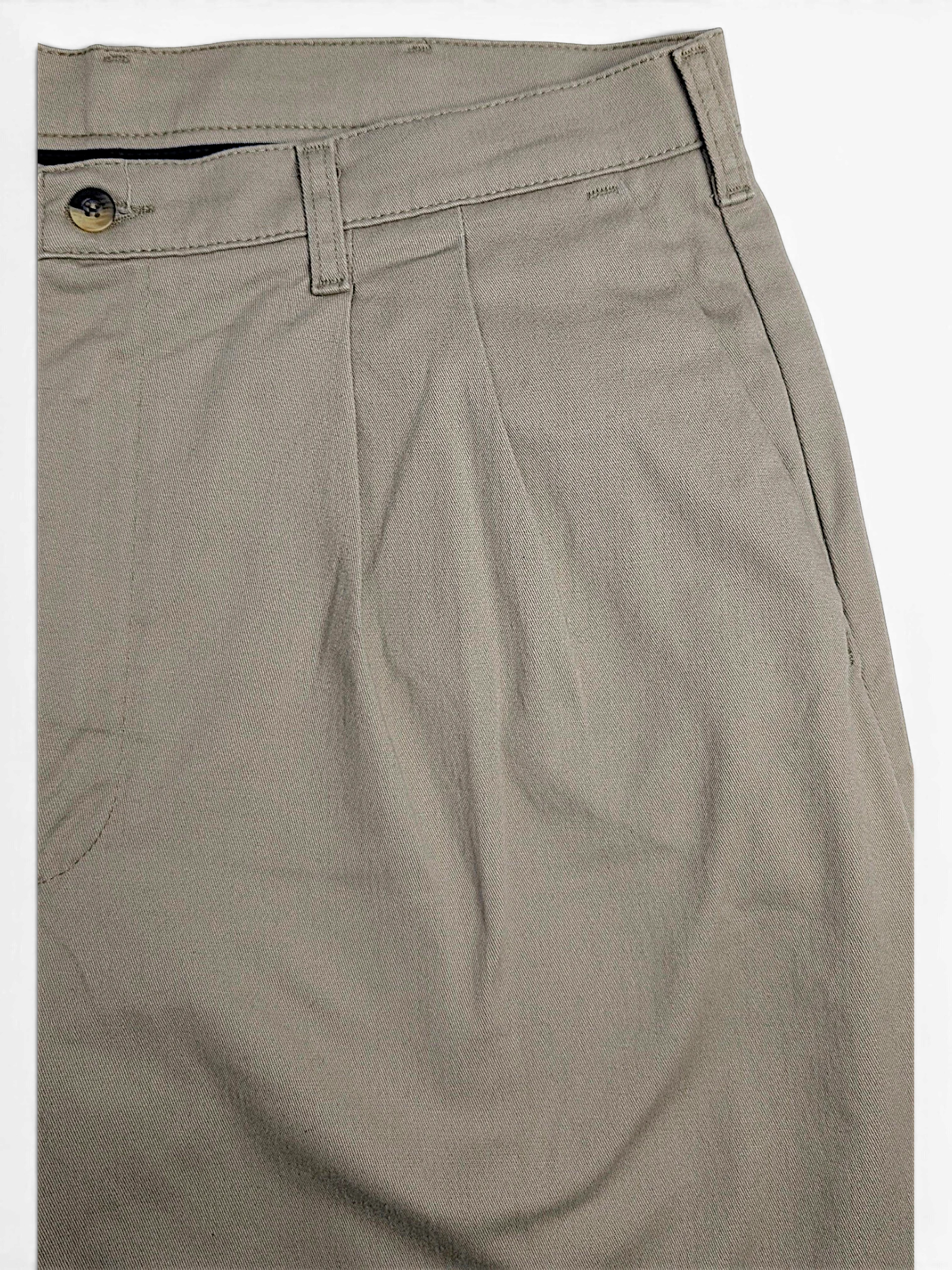 JAKE & IPI vintage beige pleated trousers in stretch cotton with a relaxed straight leg fit.