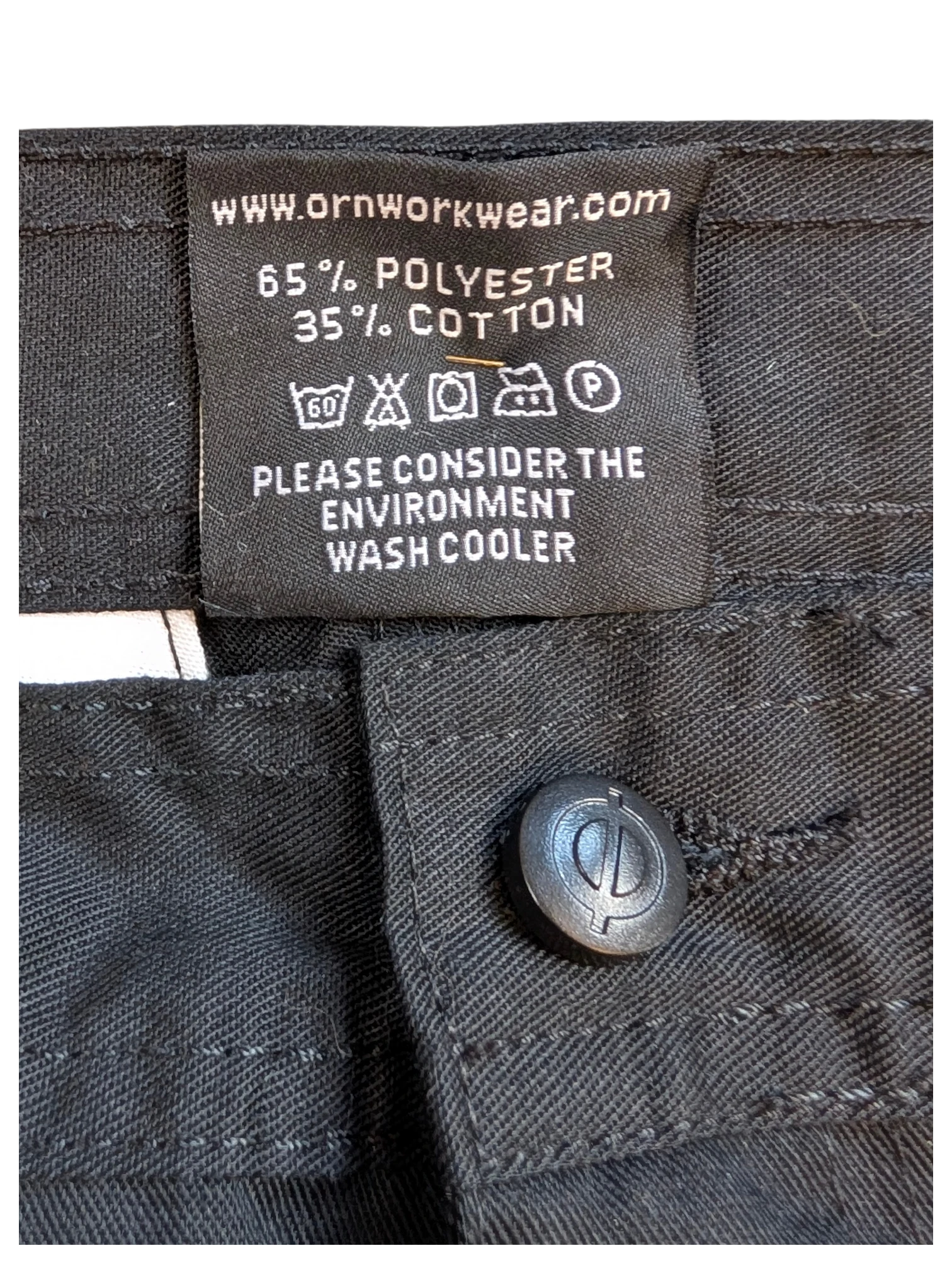JAKE & IPI black cargo pants made of 65% polyester and 35% cotton with a branded button.