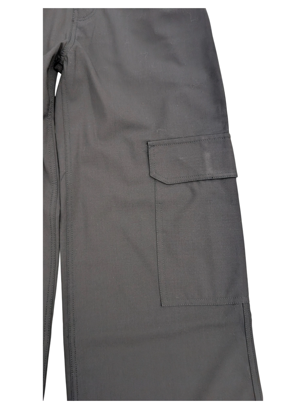JAKE & IPI black cargo pants with a flap pocket on the side. Cotton blend fabric.