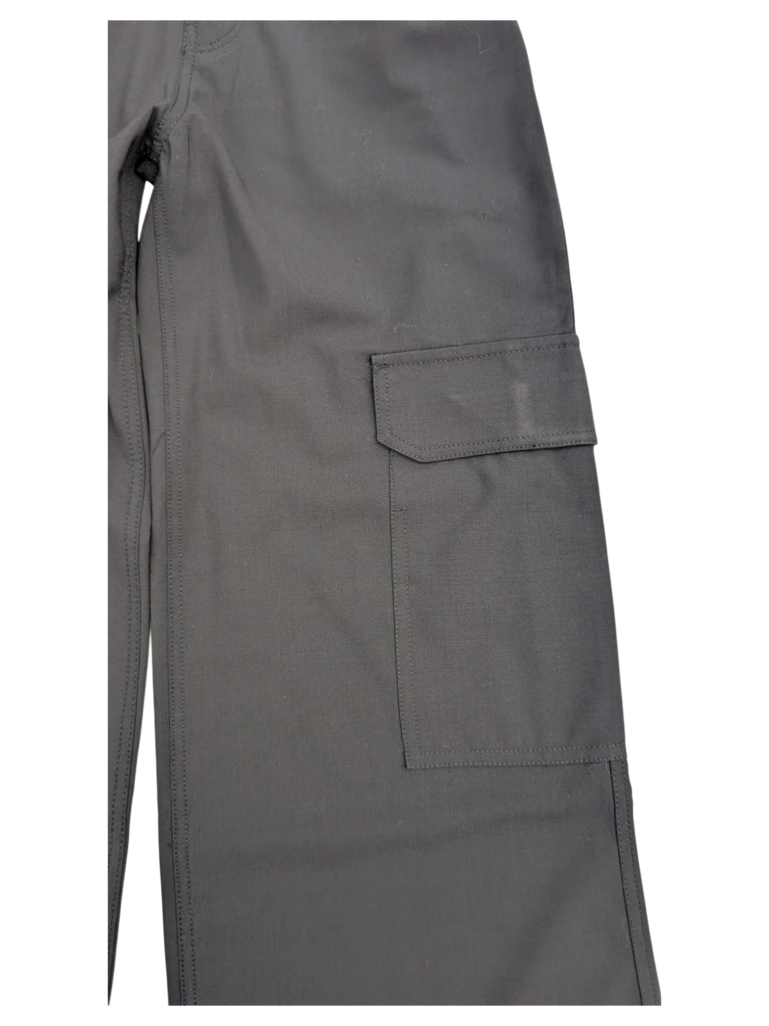 JAKE & IPI black cargo pants with a flap pocket on the side. Cotton blend fabric.