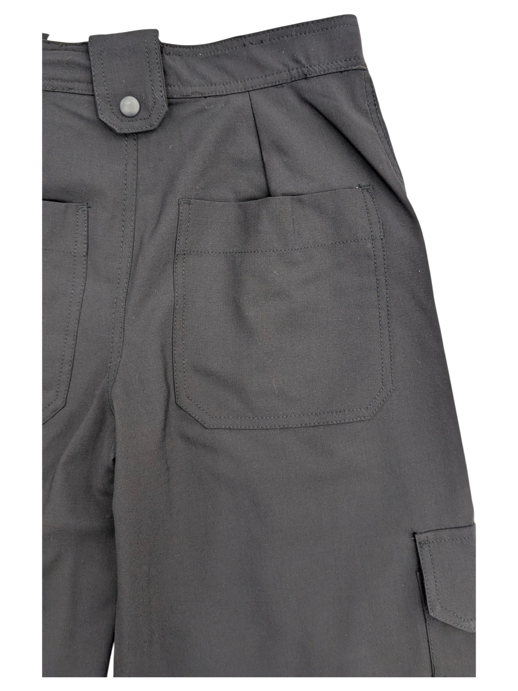 JAKE & IPI black cargo pants with button closure and multiple pockets. Durable twill fabric.