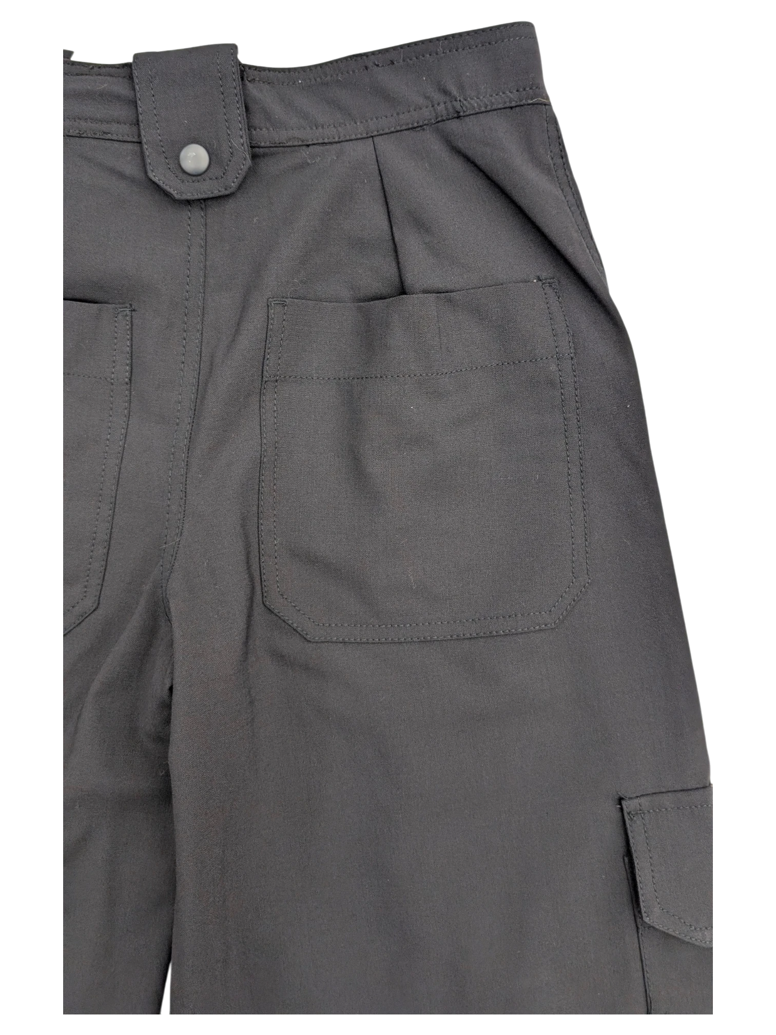 JAKE & IPI black cargo pants with button closure and multiple pockets. Durable twill fabric.