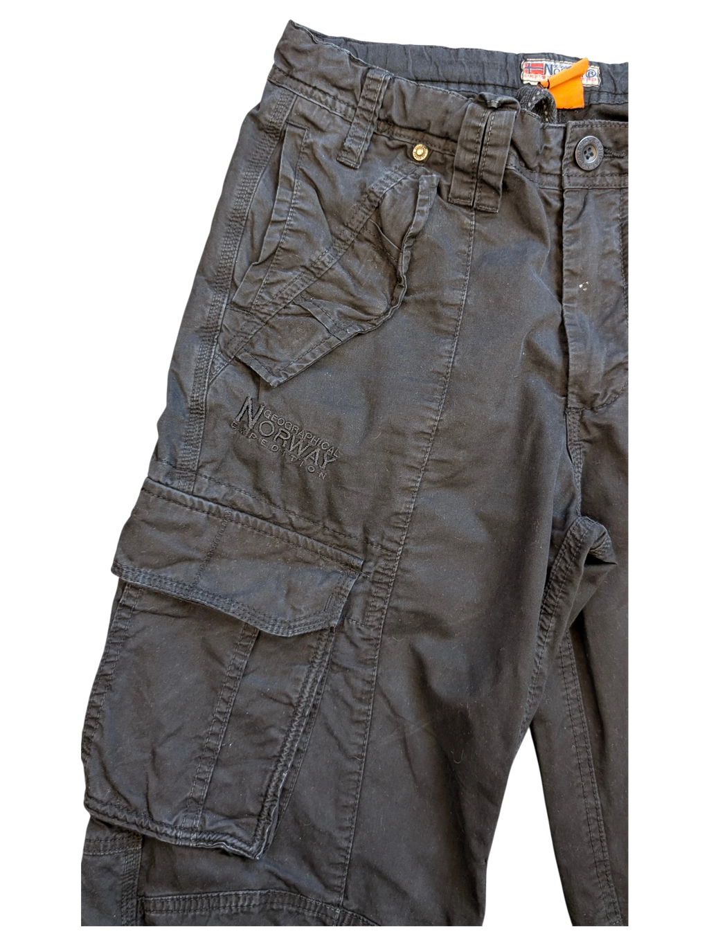 JAKE & IPI black cargo pants with embroidered Geographical Norway Expedition logo and multiple pockets.