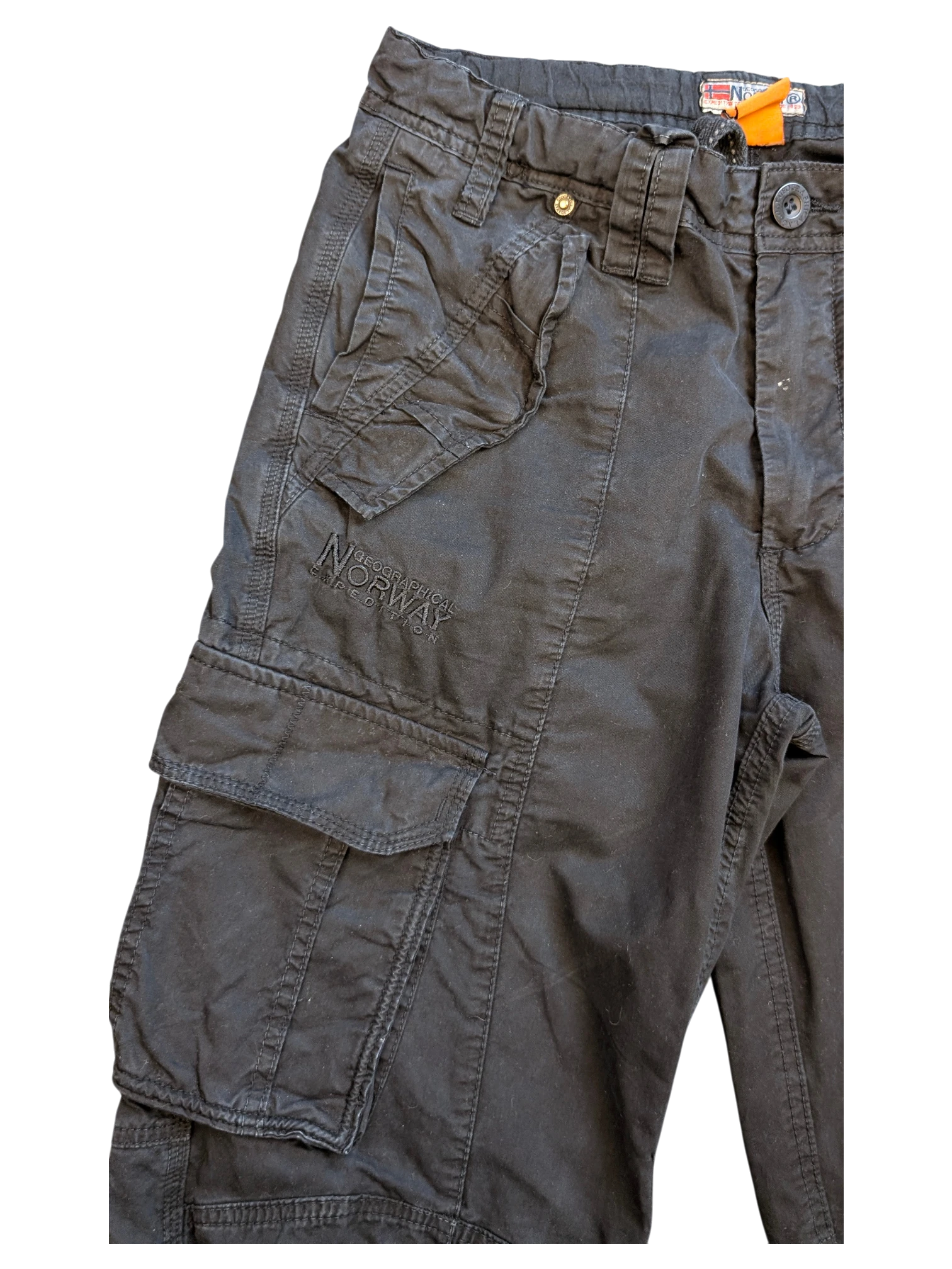 JAKE & IPI black cargo pants with embroidered Geographical Norway Expedition logo and multiple pockets.