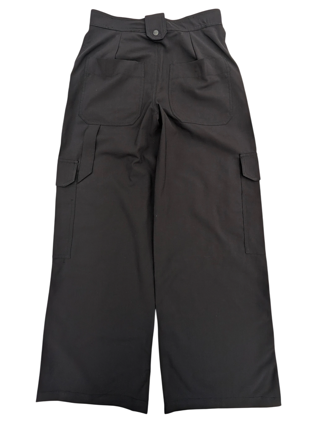 JAKE & IPI black cargo pants with button closure, two back pockets, and side cargo pockets. Wide leg.