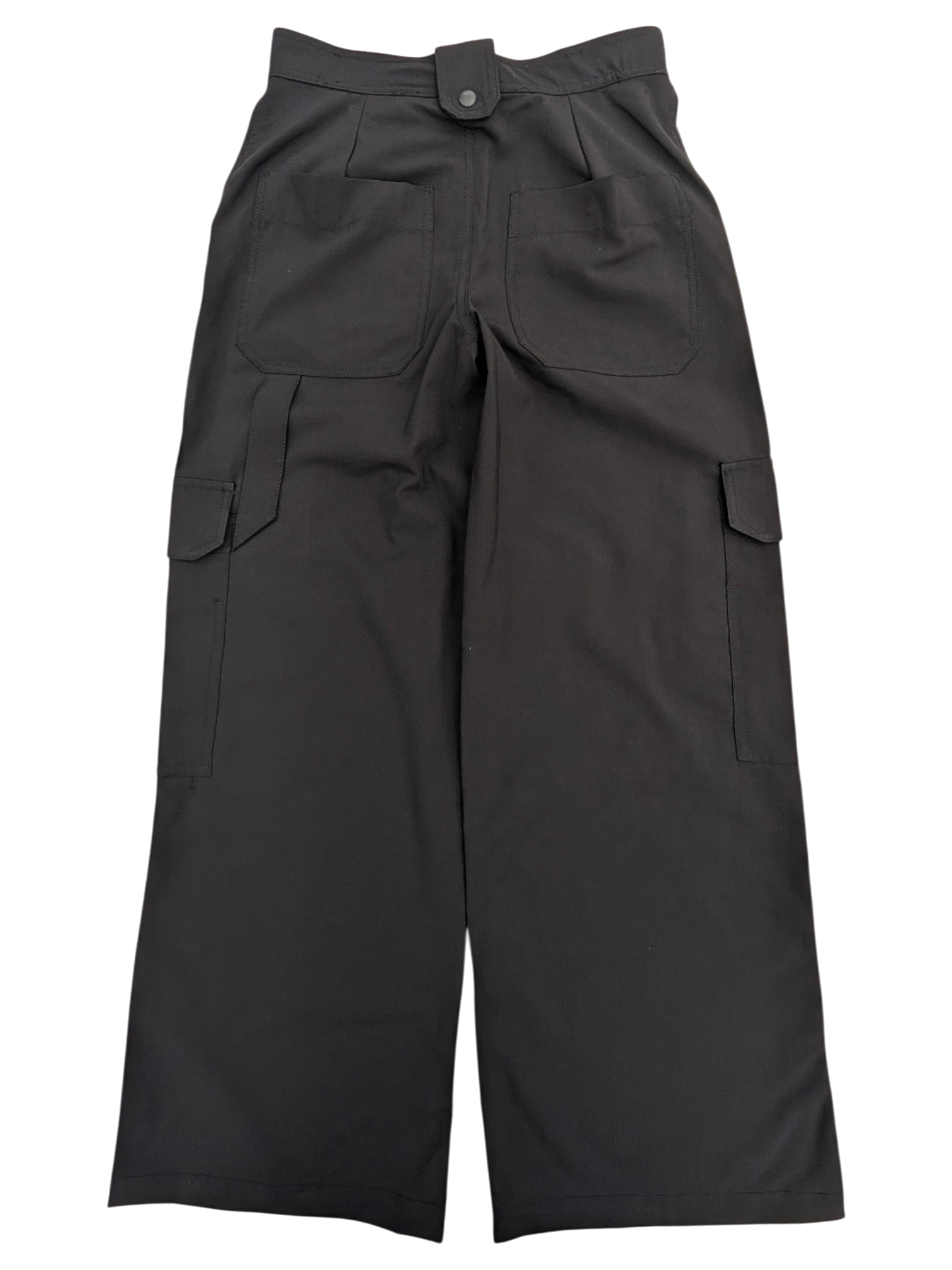 JAKE & IPI black cargo pants with button closure, two back pockets, and side cargo pockets. Wide leg.