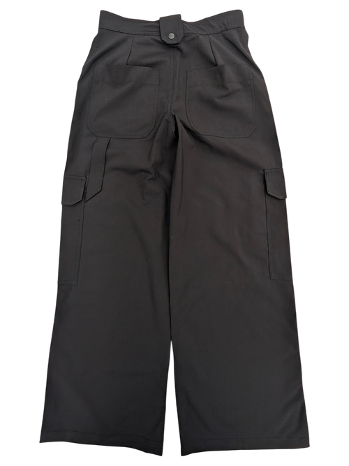 JAKE & IPI black cargo pants with button closure, two back pockets, and side cargo pockets. Wide leg.