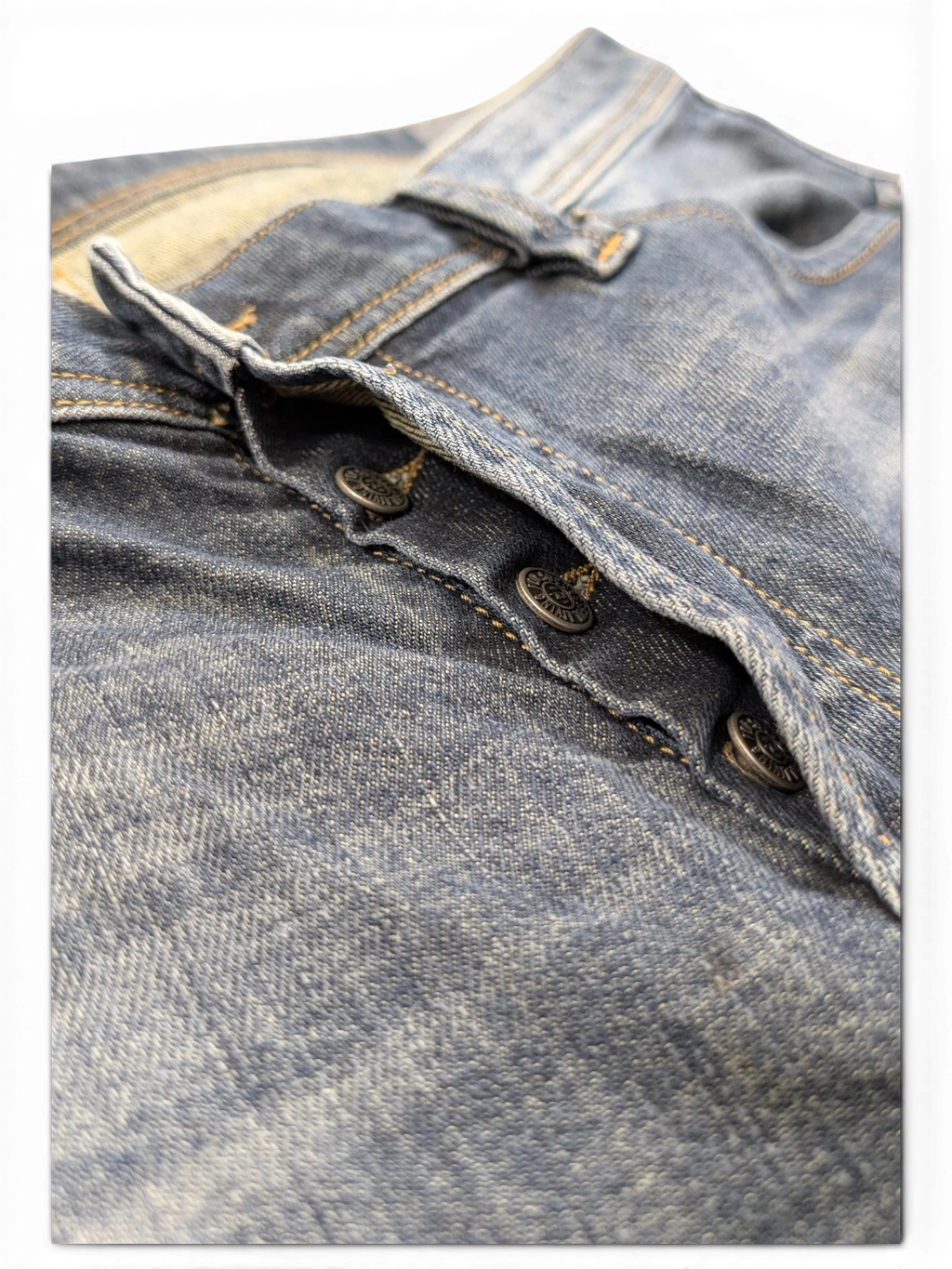 JAKE & IPI blue denim jeans with button fly and distressed details. Larkee W38 L32.
