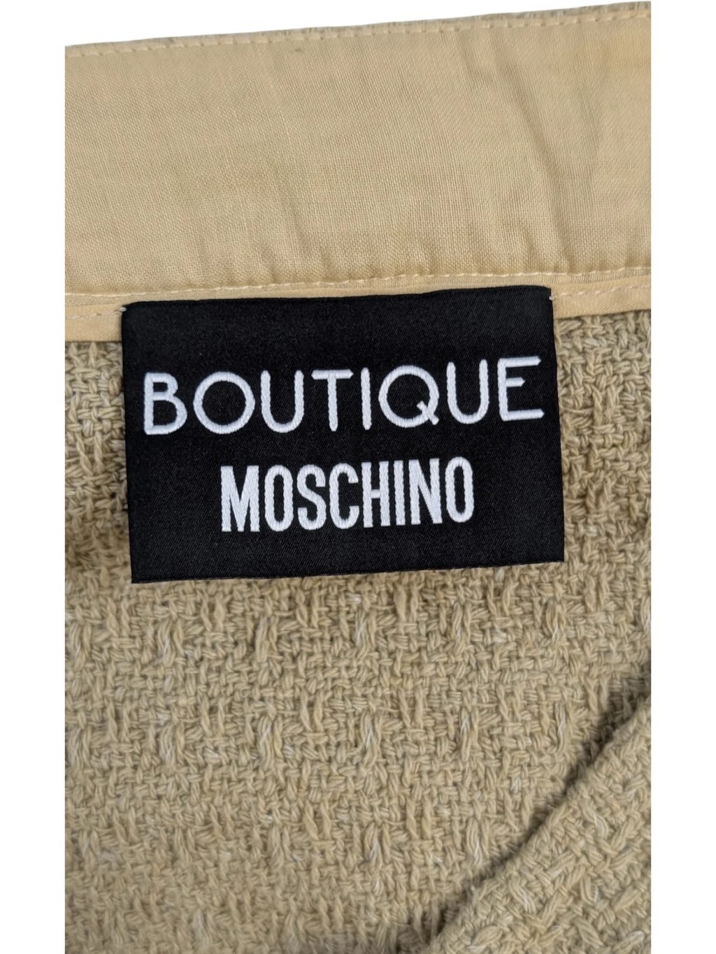 Boutique Moschino beige tweed mini skirt with fringe detail. Textured fabric, 65% cotton.