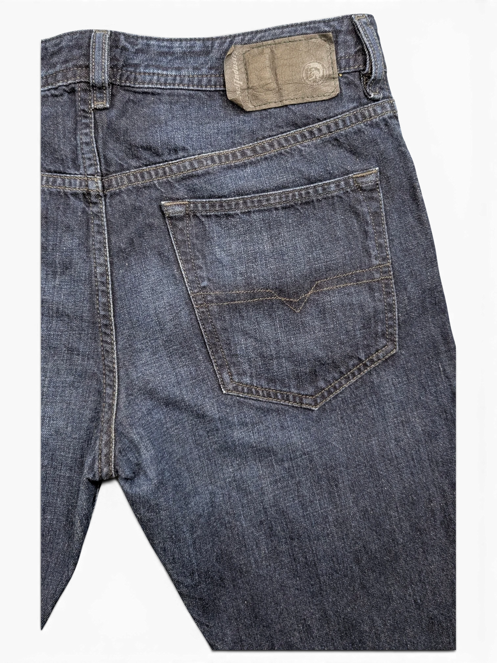 JAKE & IPI dark wash denim jeans, Buster fit, W32 L30, with signature stitching on back pockets.