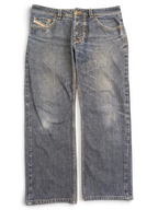 JAKE & IPI Diesel Larkee men's blue denim jeans, size W34 L30, with distressed detailing and classic five-pocket styling.