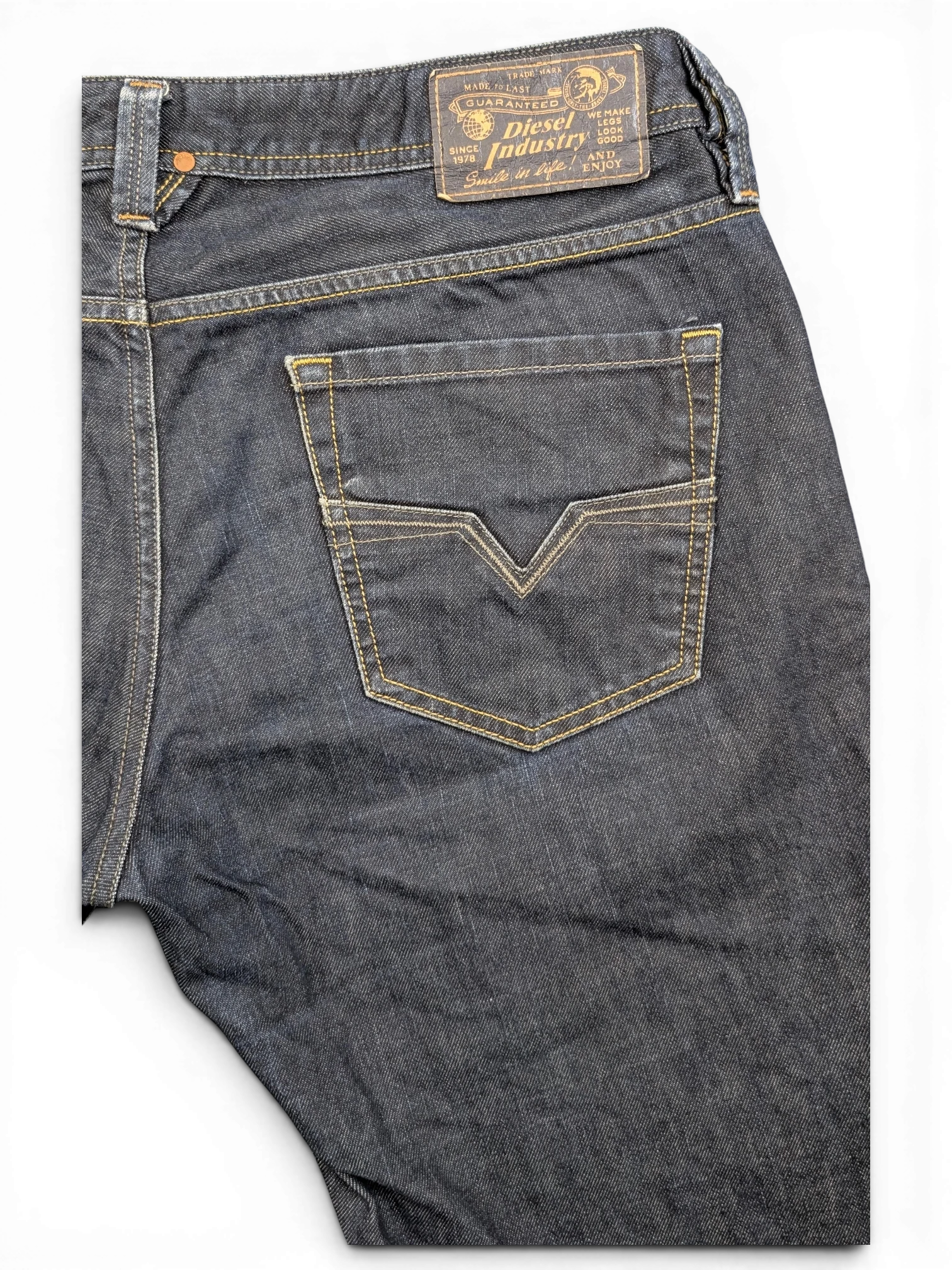 JAKE & IPI Diesel Larkee dark wash denim jeans with V-stitch back pocket detail. Size W36 L34.