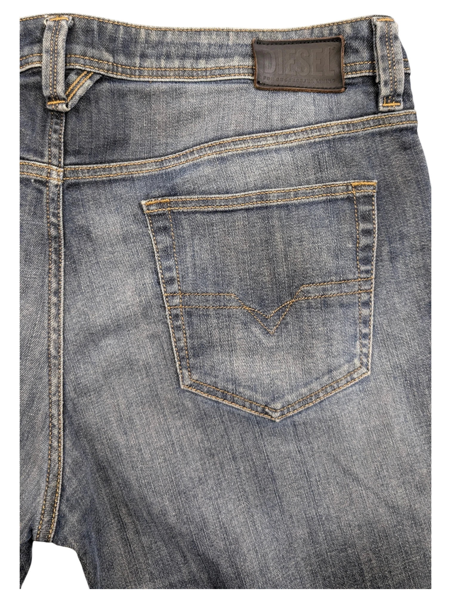 JAKE & IPI Diesel Larkee W38 L32 blue denim jeans with signature stitching on back pocket.