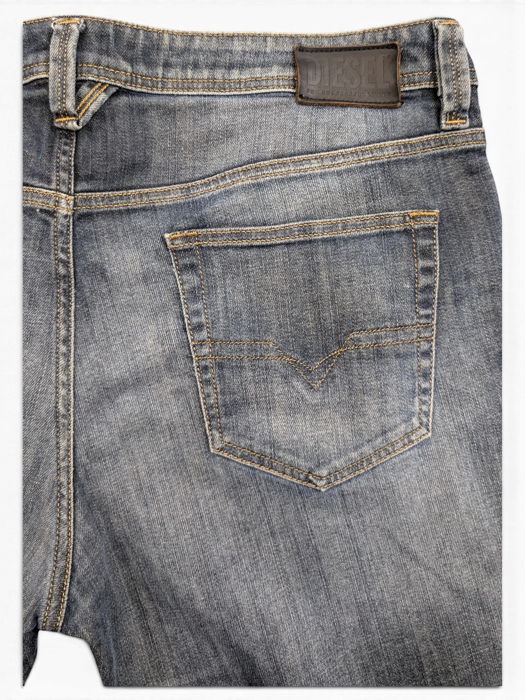 JAKE & IPI Diesel Larkee W38 L32 blue denim jeans with signature stitching on back pocket.