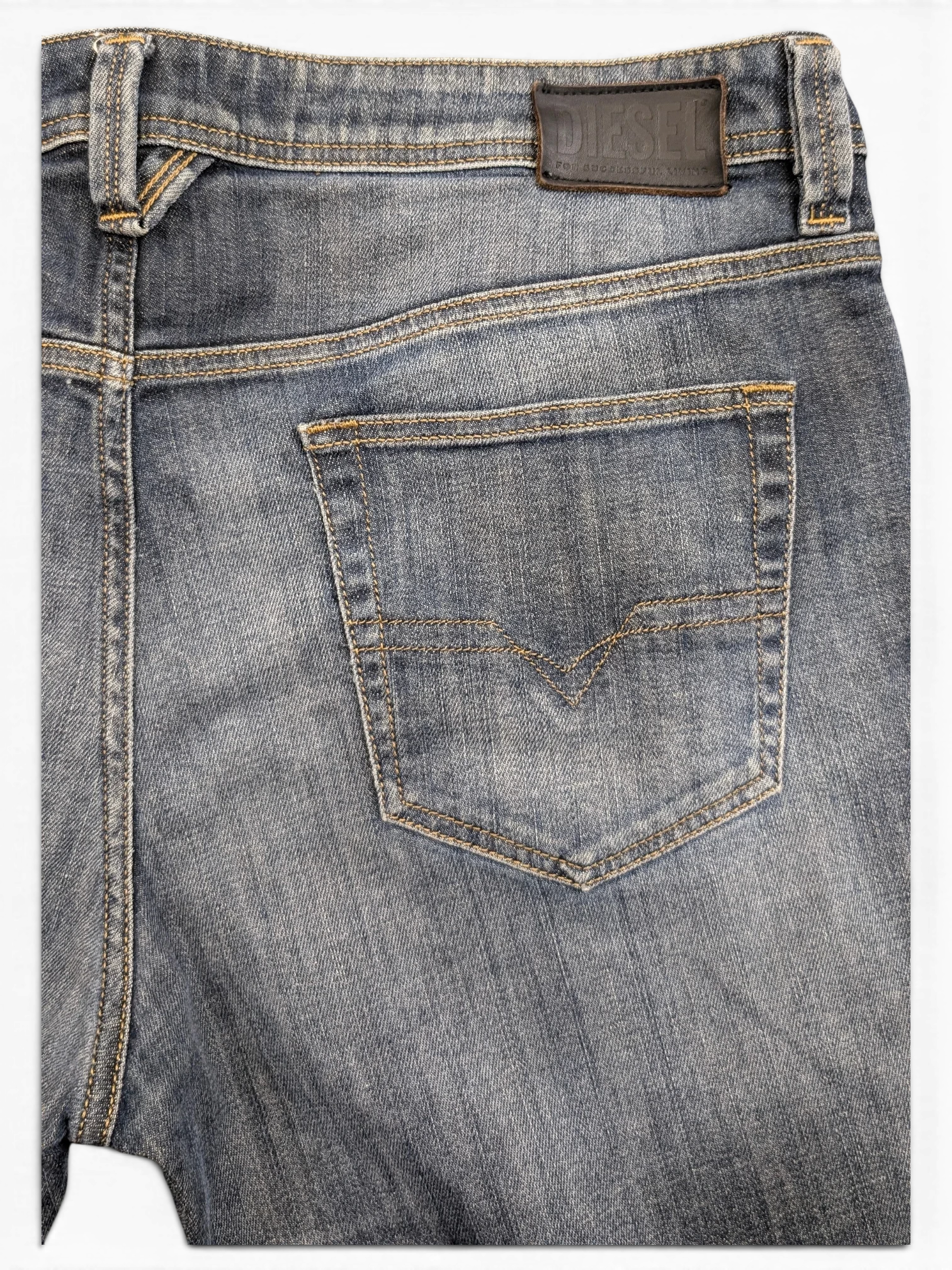 JAKE & IPI Diesel Larkee W38 L32 blue denim jeans with signature stitching on back pocket.