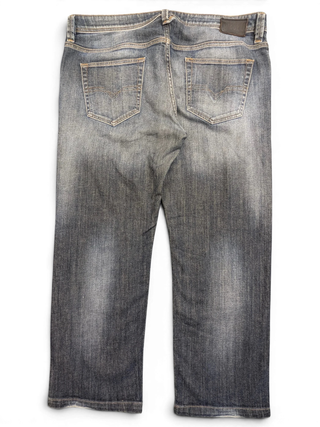 JAKE & IPI Diesel Larkee W38 L32 blue wash denim jeans with classic five-pocket styling and leather logo patch.