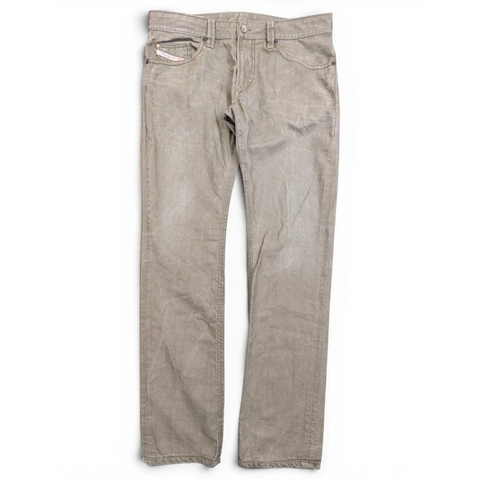 JAKE & IPI Diesel Thavar miesten slim fit -farkut vaaleanruskeana pesuna, nappihalkio ja viisitaskumalli.