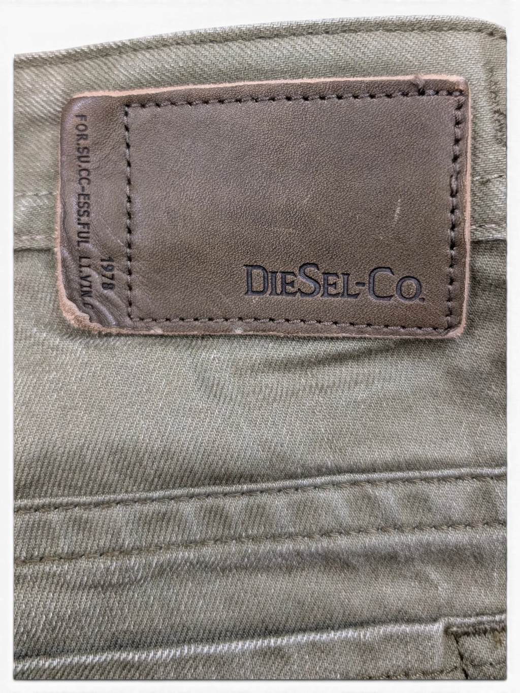 JAKE & IPI Diesel Thavar W34 L32 olive green denim jeans with leather logo patch