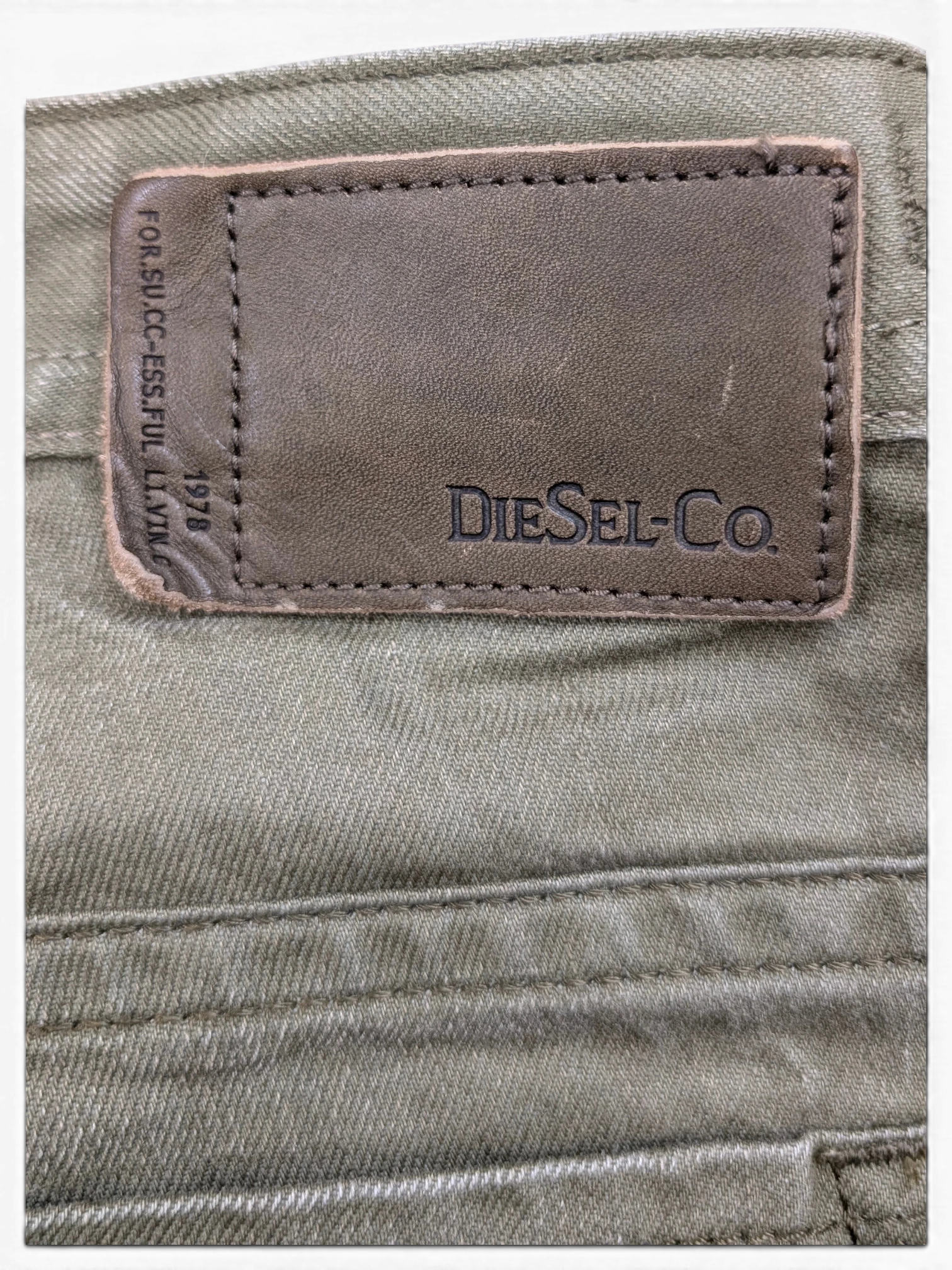 JAKE & IPI Diesel Thavar W34 L32 olive green denim jeans with leather logo patch