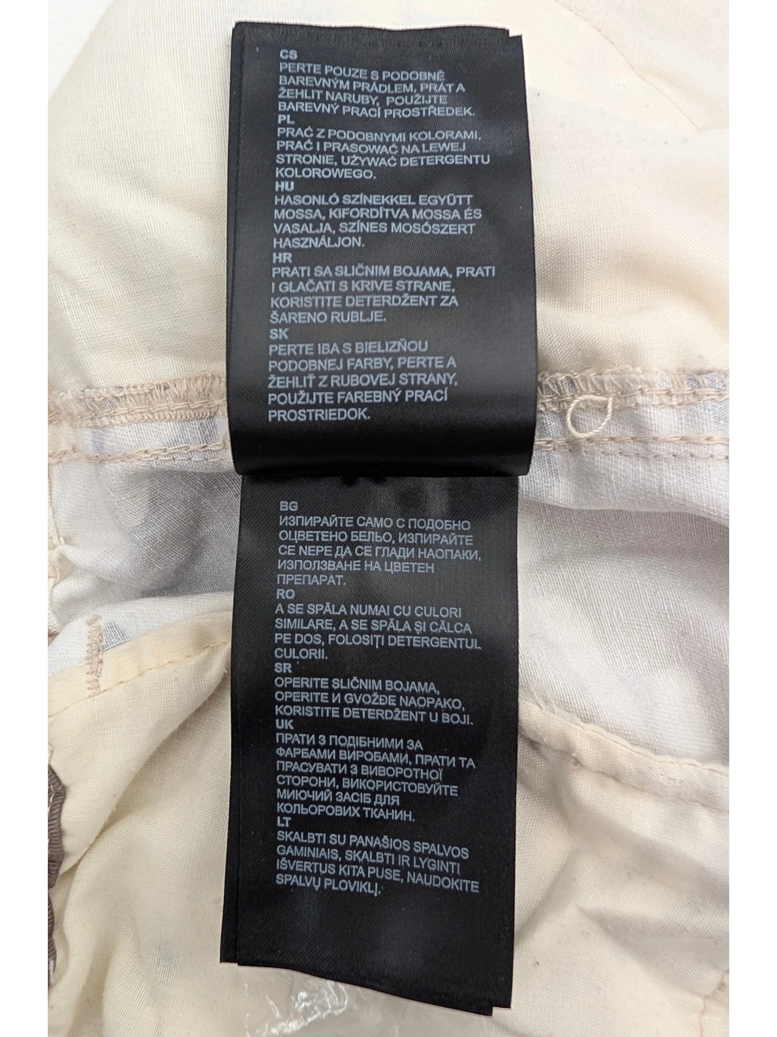 JAKE & IPI Karl Kani Camo Cargo Pants M - detailed care instructions on black tags.