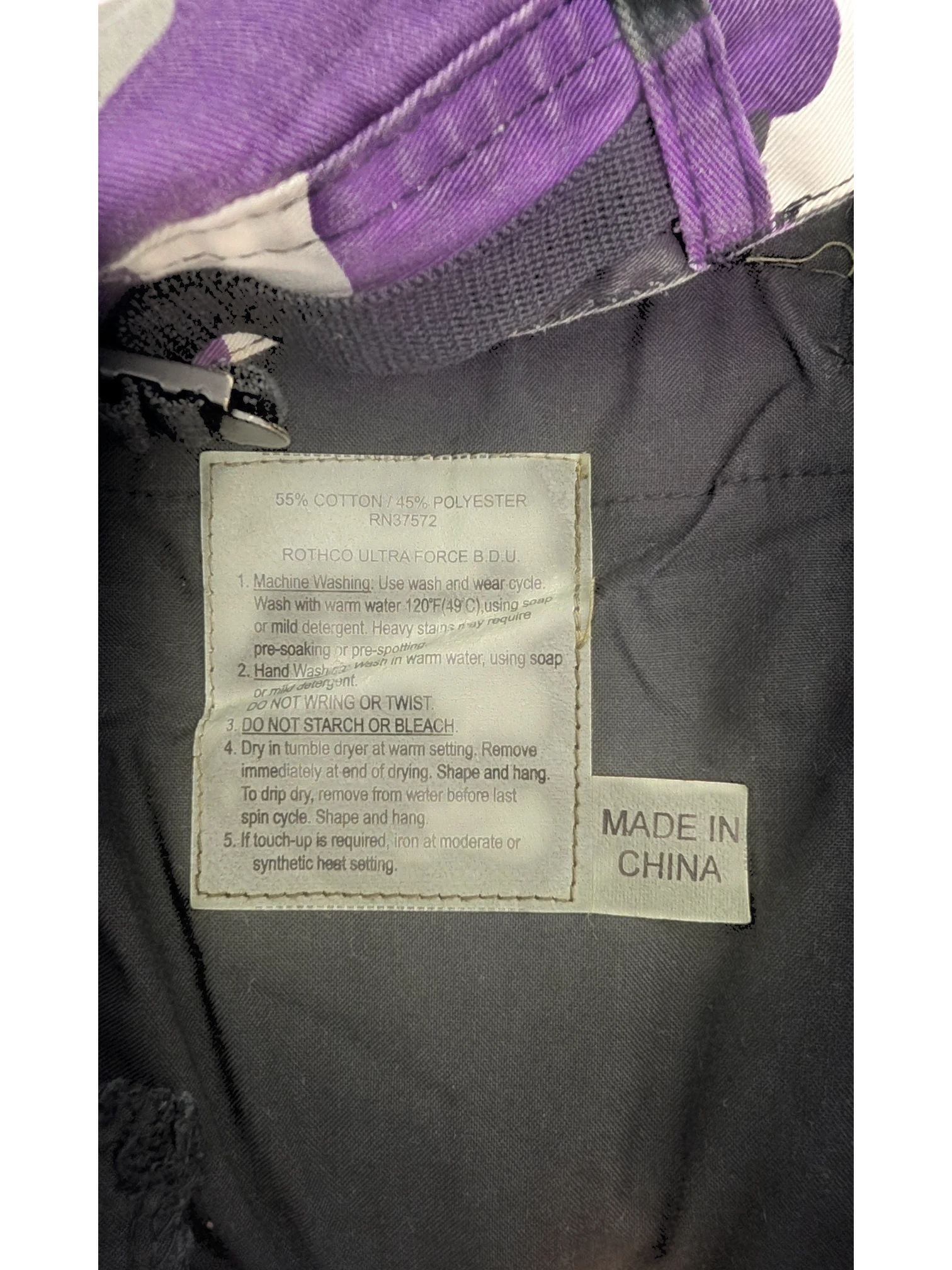 JAKE & IPI purple and white camouflage cargo pants, size M. Made of 55% cotton and 45% polyester.