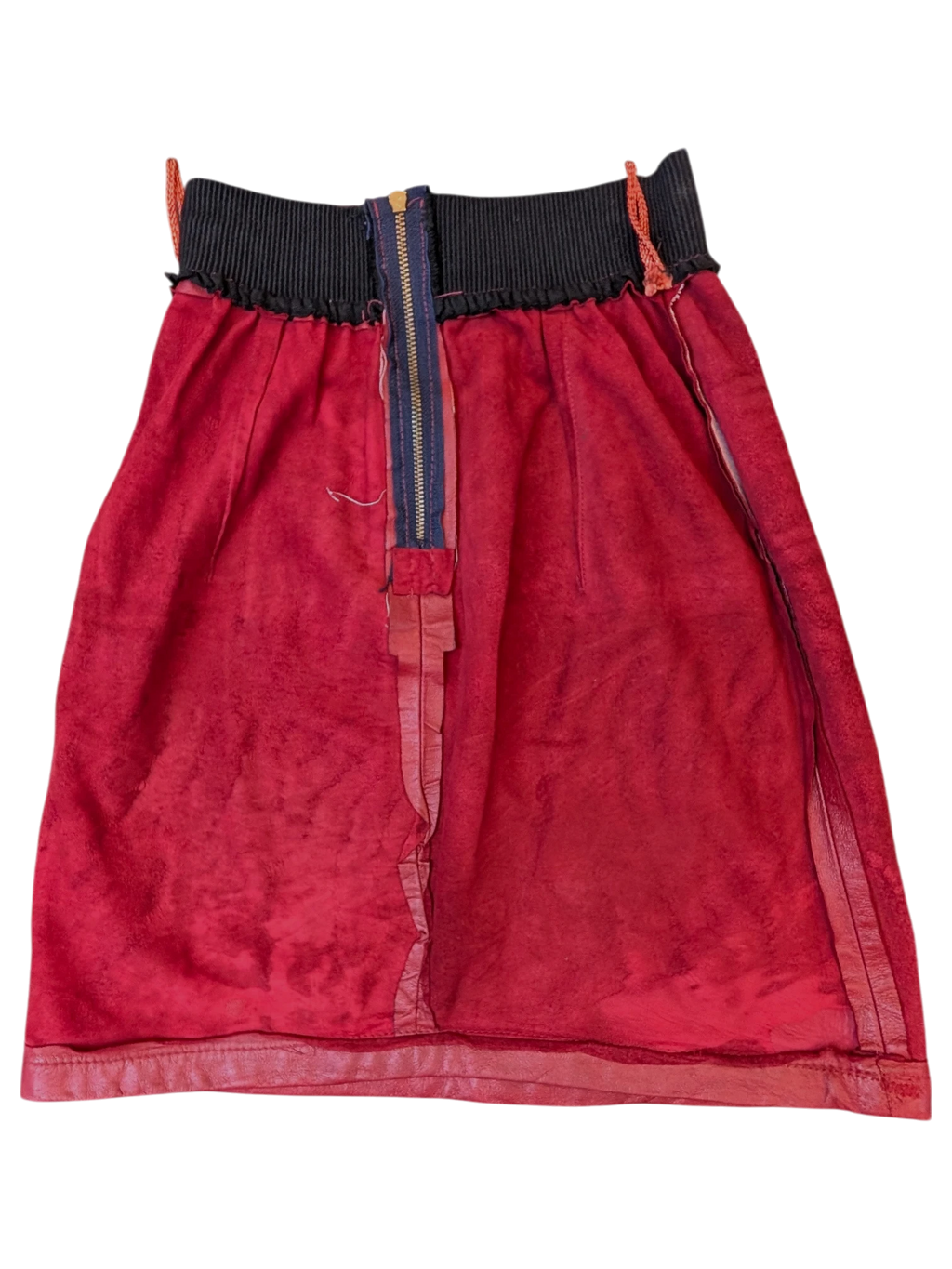 JAKE & IPI red faux leather skirt with a black ribbed elastic waistband and a central front zipper closure.