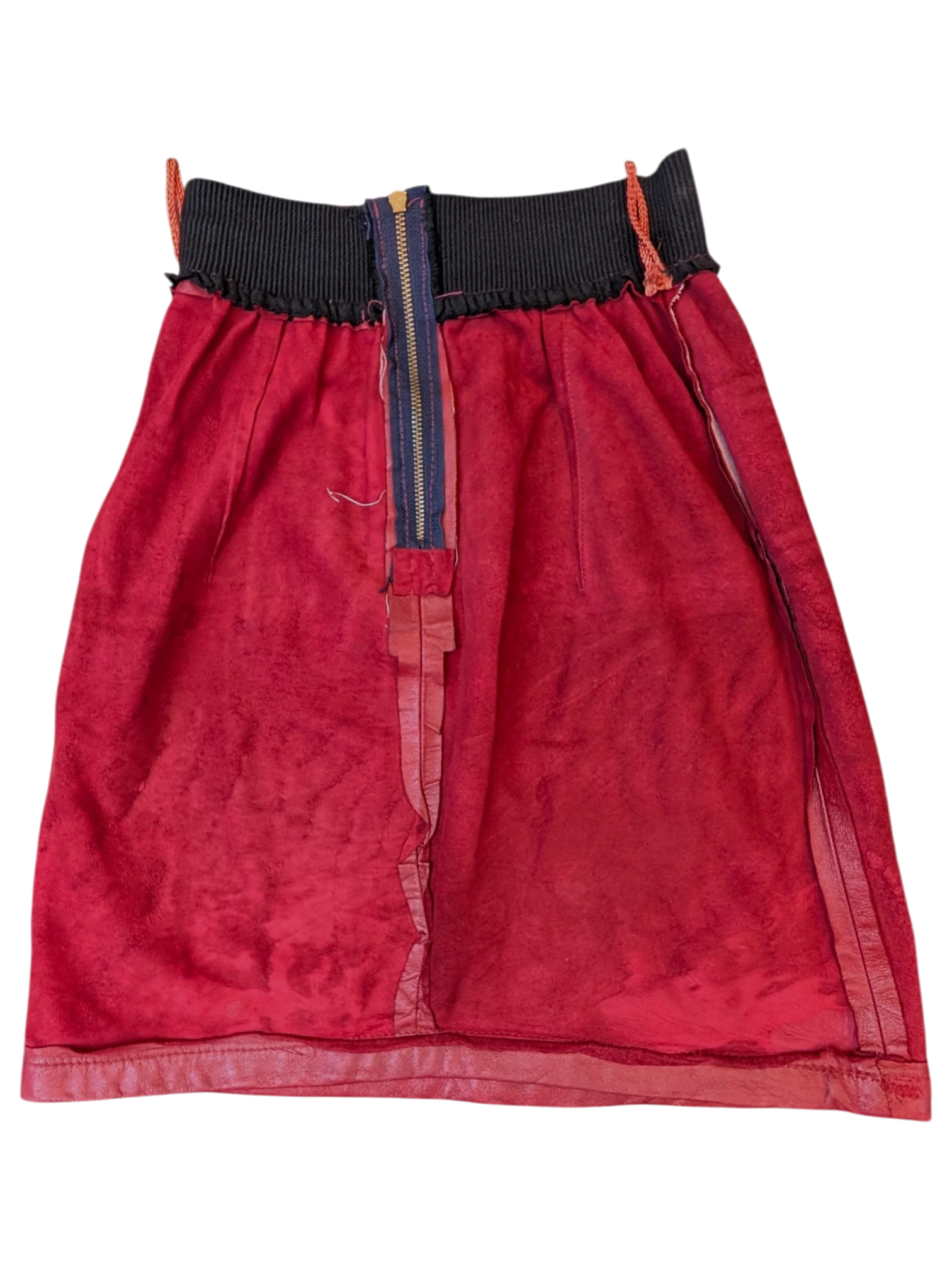 JAKE & IPI red faux leather skirt with a black ribbed elastic waistband and a central front zipper closure.
