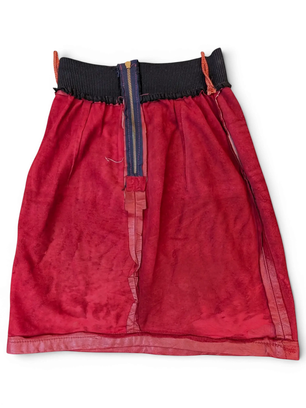 JAKE & IPI red faux leather skirt with a black ribbed elastic waistband and a central front zipper closure.