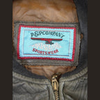 JAKE & IPI P&P COMPANY sportswear-nahkatakki oliivinvihreänä kulutetulla pinnalla ja messinkivetoketjulla.