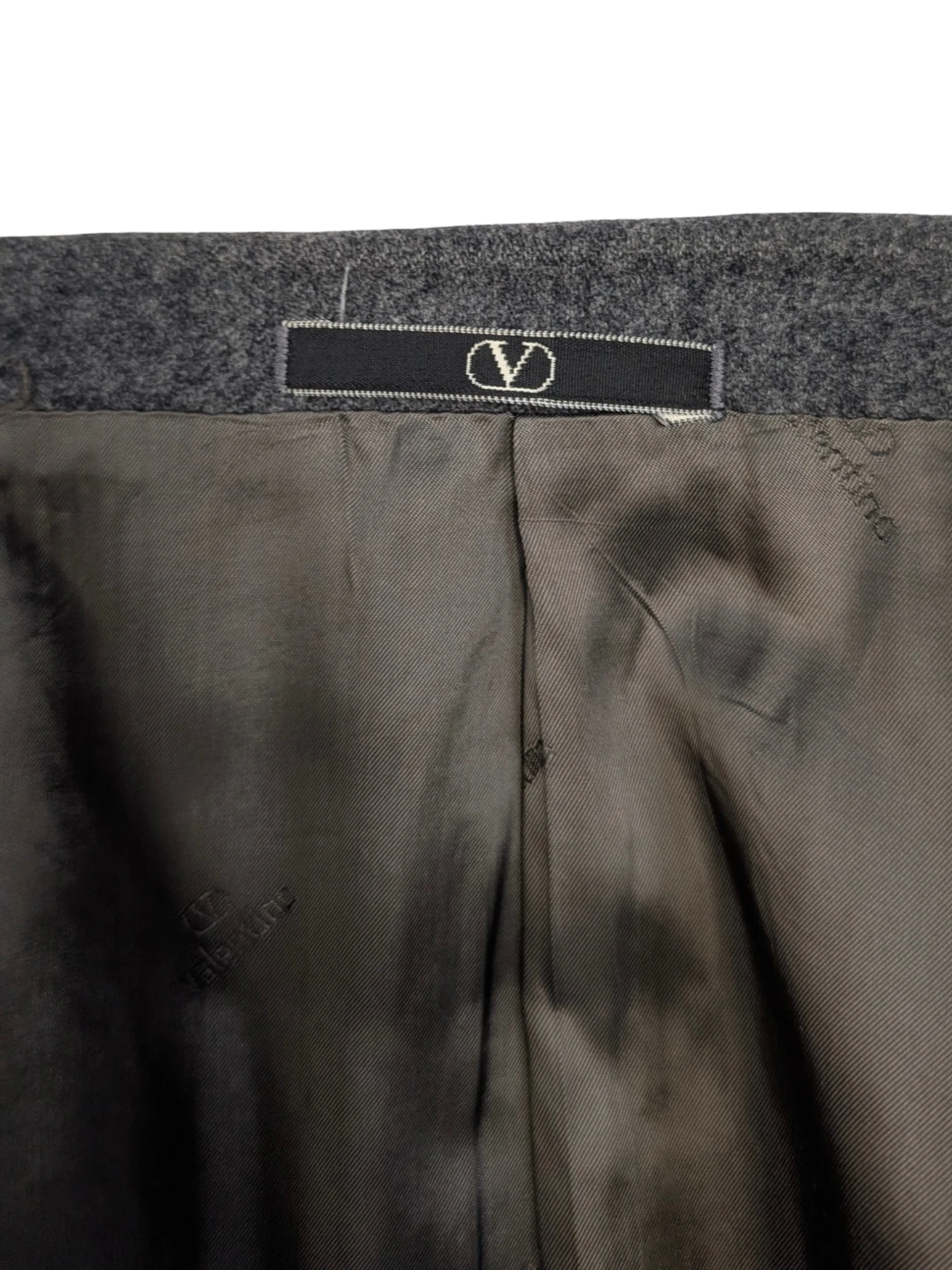 JAKE & IPI Vintage Valentino Uomo grey wool blazer, Made in Italy. Features logo lining and notched lapel.