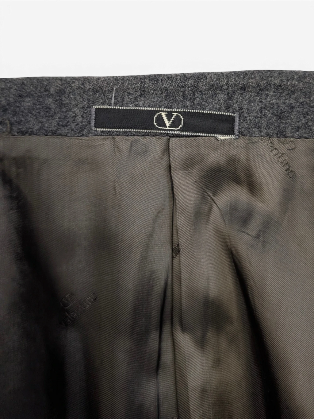 JAKE & IPI Vintage Valentino Uomo grey wool blazer, Made in Italy. Features logo lining and notched lapel.