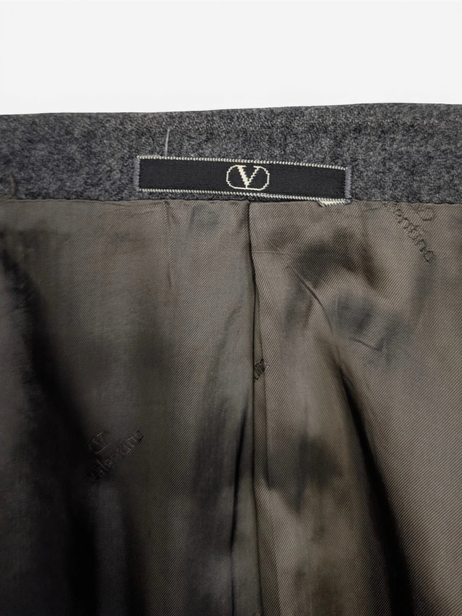 JAKE & IPI Vintage Valentino Uomo grey wool blazer, Made in Italy. Features logo lining and notched lapel.