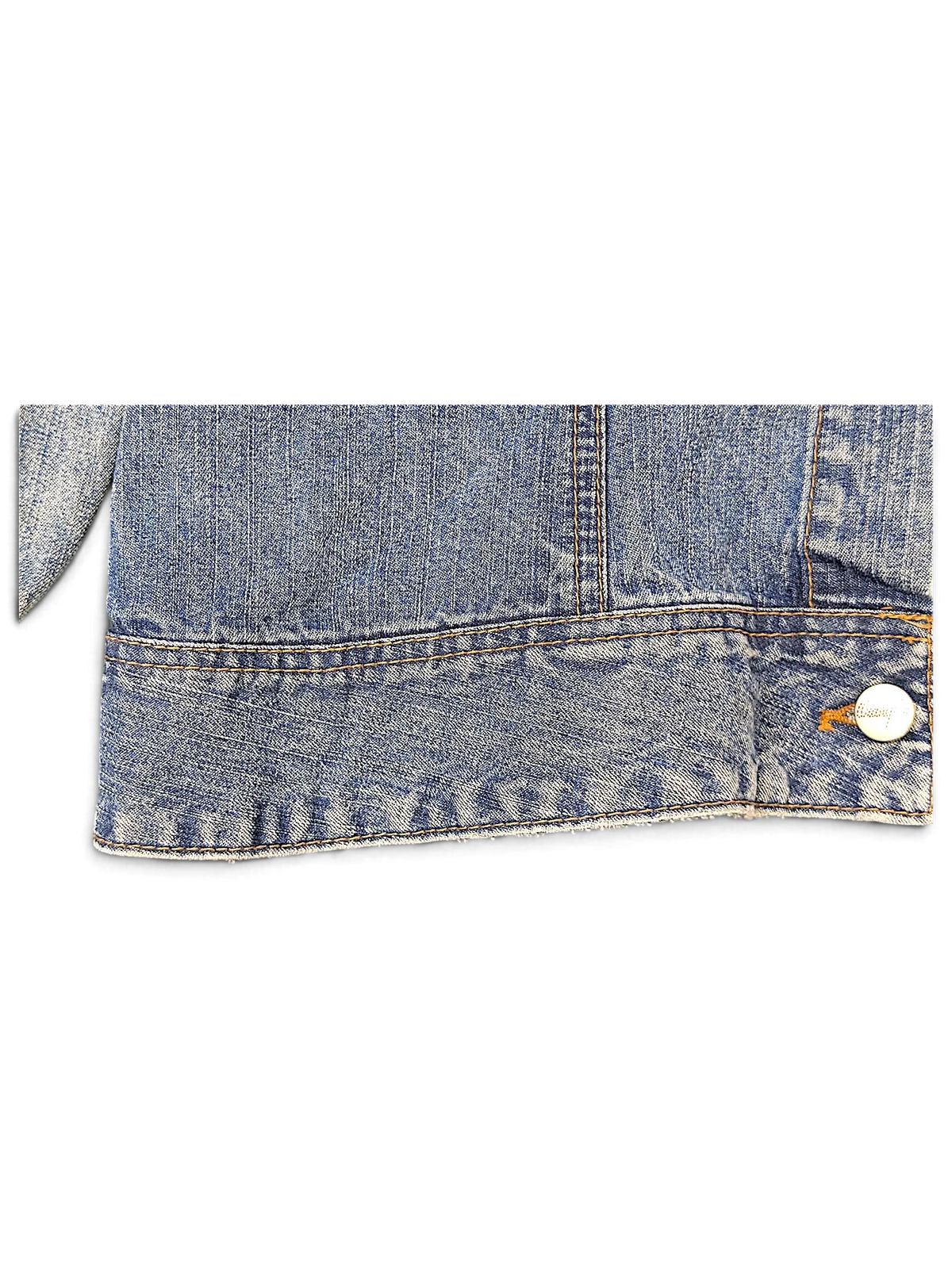 JAKE & IPI Wrangler blues denim jacket featuring a classic medium wash blue fabric and a metallic button detail.