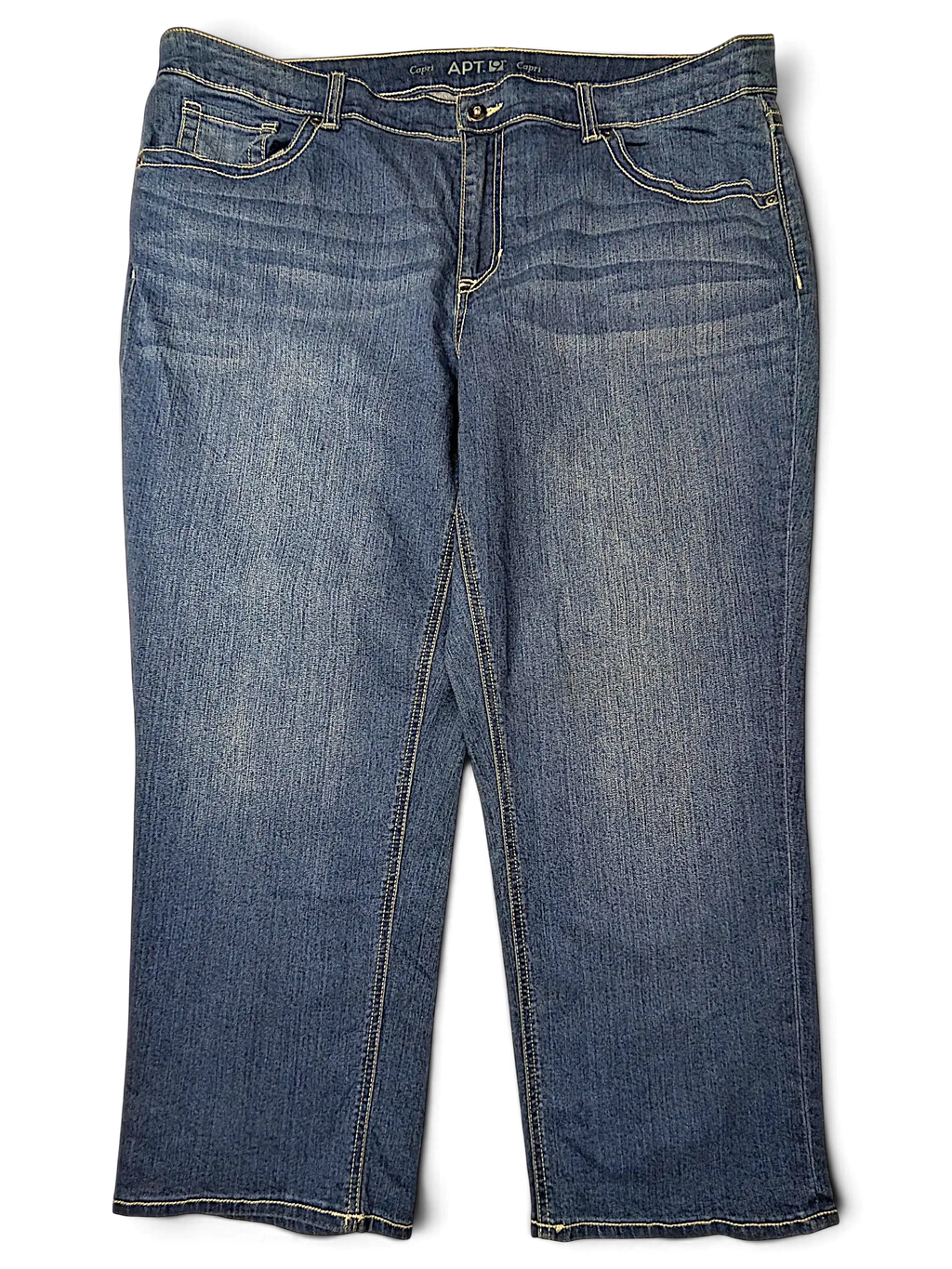 JAKE & IPI APT. 9 plus size 20W blue denim capri jeans with classic five-pocket styling and fading details.